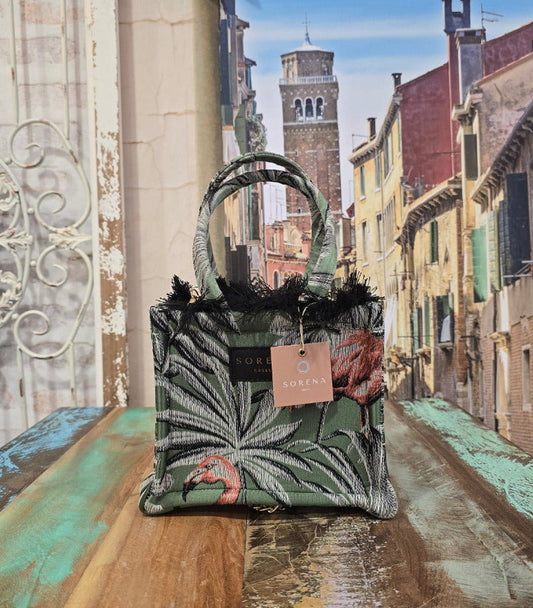 Handgefertigte Sorena Mini Tote Bag mit Flamingo-Motiv und Kettengurt in kompakter Größe, tragbar über der Schulter oder crossbody