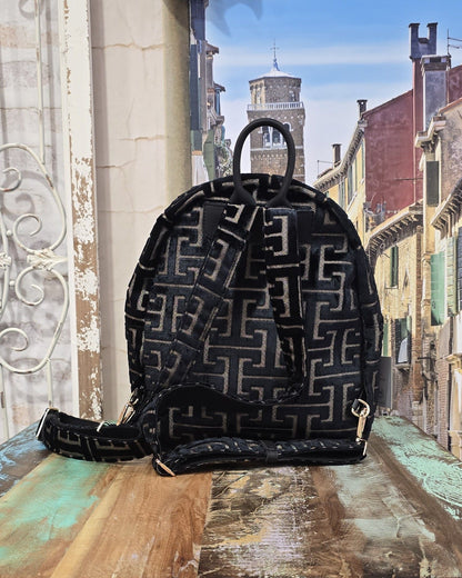 Sorena Backpack Black Velvet – schwarzer Velvet-Rucksack mit goldenem S-Detail und grafischem Muster