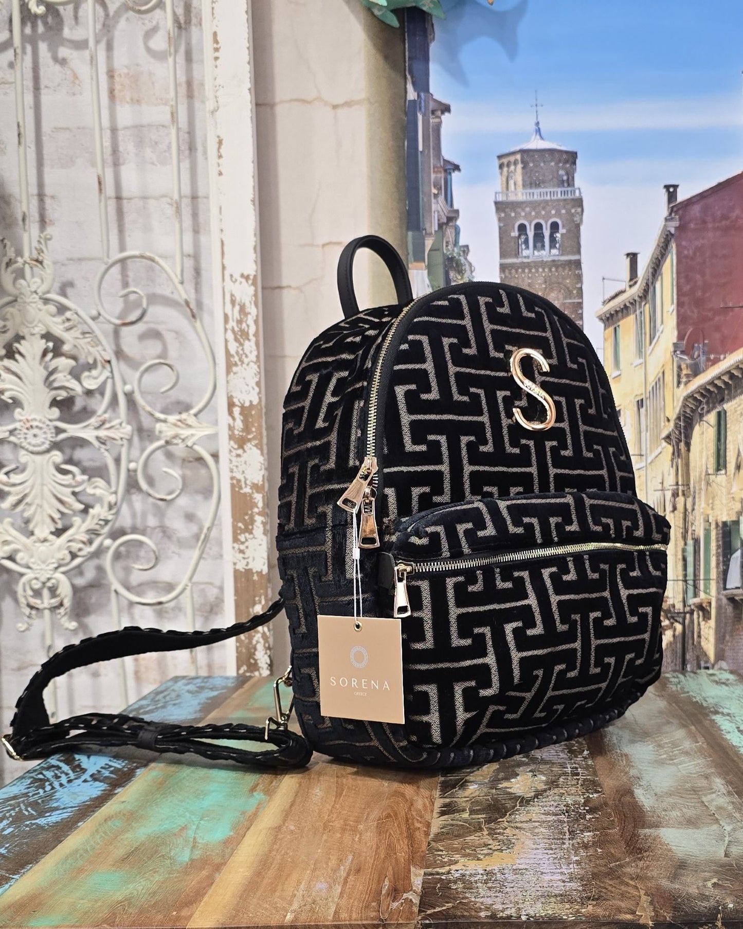 Sorena Backpack Black Velvet – schwarzer Velvet-Rucksack mit goldenem S-Detail und grafischem Muster