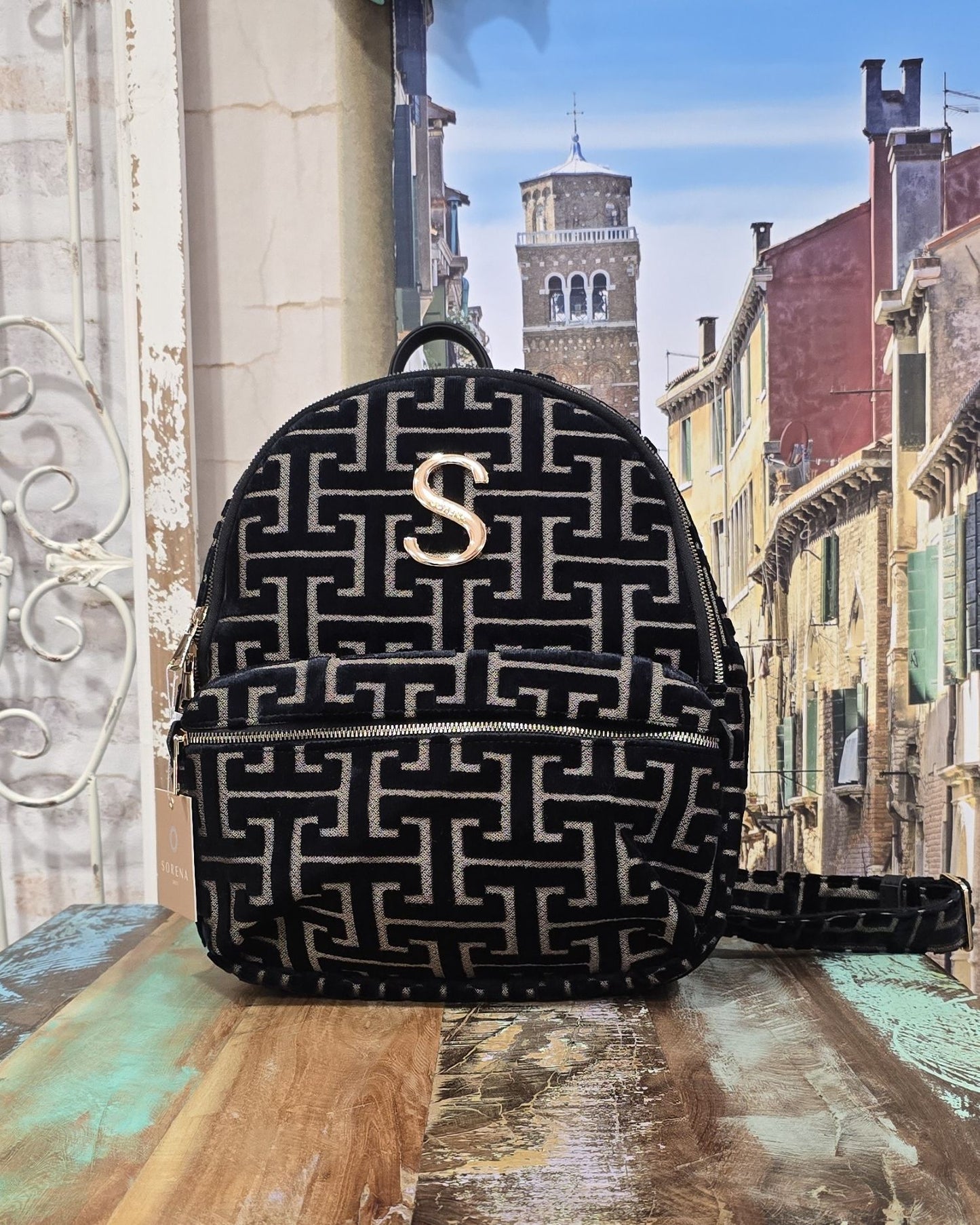 Sorena Backpack Black Velvet – schwarzer Velvet-Rucksack mit goldenem S-Detail und grafischem Muster
