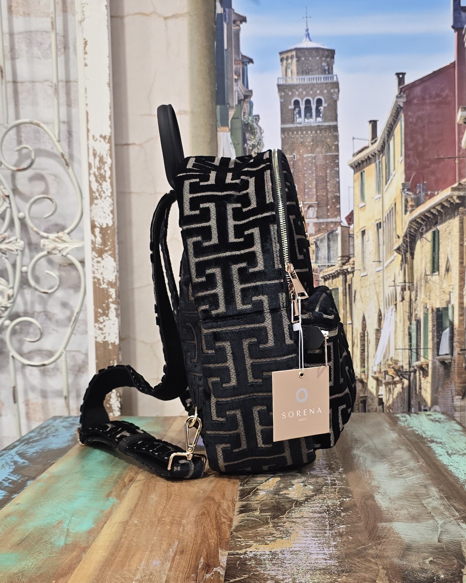 Sorena Backpack Black Velvet – schwarzer Velvet-Rucksack mit goldenem S-Detail und grafischem Muster