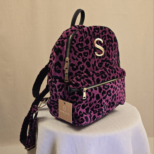 Sorena Backpack in Magenta mit schwarzem Leopardenmuster, goldenem S-Logo und Frontfach mit Reißverschluss
