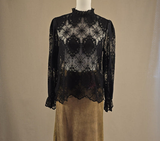 Schwarze Spitzenbluse mit Stehkragen, vorne getragen zum Echtleder-Trachtenrock, elegante Kombination.