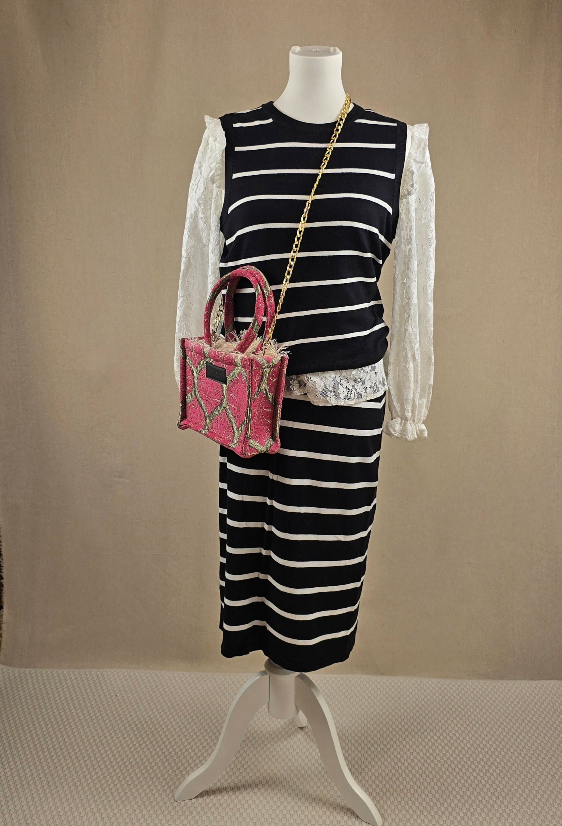 Spitzenbluse in Offwhite mit feinem Baumwollfutter, kombiniert mit gestreiftem Feinstrickrock – Teil eines aktuellen Looks der Woche bei Mediterrana.