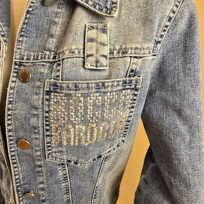 Detailansicht der Brusttasche mit glitzerndem Roccobarocco-Emblem auf der Vintage-Jeansjacke in Mittelblau