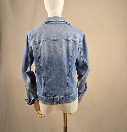Rückansicht der Vintage-Jeansjacke von Roccobarocco in Mittelblau – klassischer Jeansjackenschnitt mit taillierter Silhouette