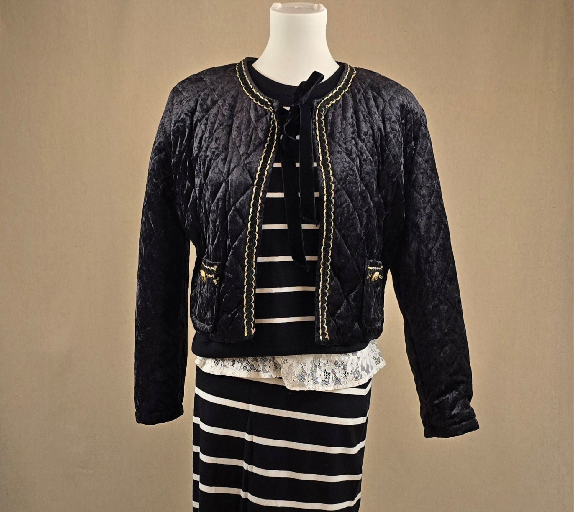 Gesteppte Vintage-Jacke kombiniert mit Feinstrick-Zweiteiler aus Rock und ärmellosem Top – getragen im Look der Woche bei Mediterrana.