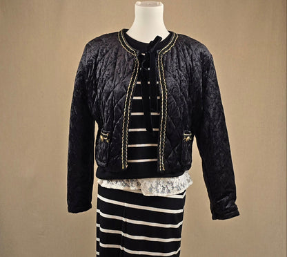 Gesteppte Vintage-Jacke kombiniert mit Feinstrick-Zweiteiler aus Rock und ärmellosem Top – getragen im Look der Woche bei Mediterrana.