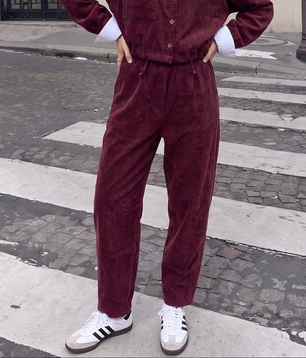 Weite Cordhose von INCERTAINES in Bordeauxrot, kombiniert mit der passenden kurzen Cordjacke
