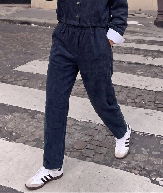 Weite Cordhose von INCERTAINES in Marineblau, kombiniert mit der passenden kurzen Cordjacke
