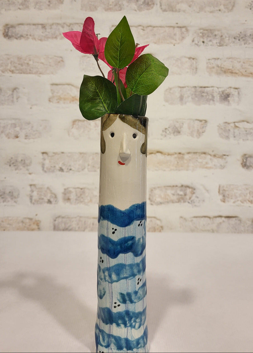 handgemachte keramikvase mit blauem muster