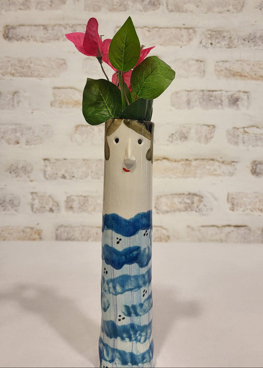 handgemachte keramikvase mit blauem muster