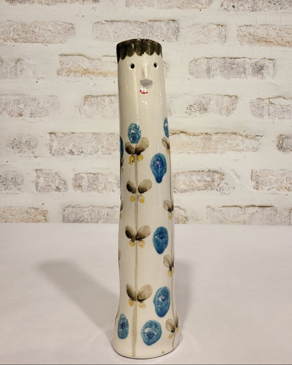 handglasierte vase mit blütenmuster in blau